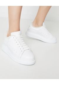 Alexander McQueen - ALEXANDER MCQUEEN - Białe sneakersy z ociepleniem. Kolor: biały. Szerokość cholewki: normalna #1