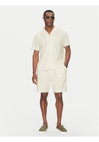 Guess Szorty sportowe M5GD41 KCRY0 Écru Regular Fit. Materiał: syntetyk. Styl: sportowy