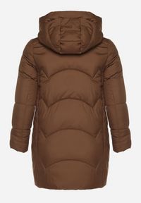 Born2be - Brązowa Długa Pikowana Kurtka z Nieodpinanym Kapturem Mevessia. Okazja: na co dzień. Kolor: brązowy. Materiał: jeans. Długość: długie. Styl: klasyczny, casual, elegancki #4