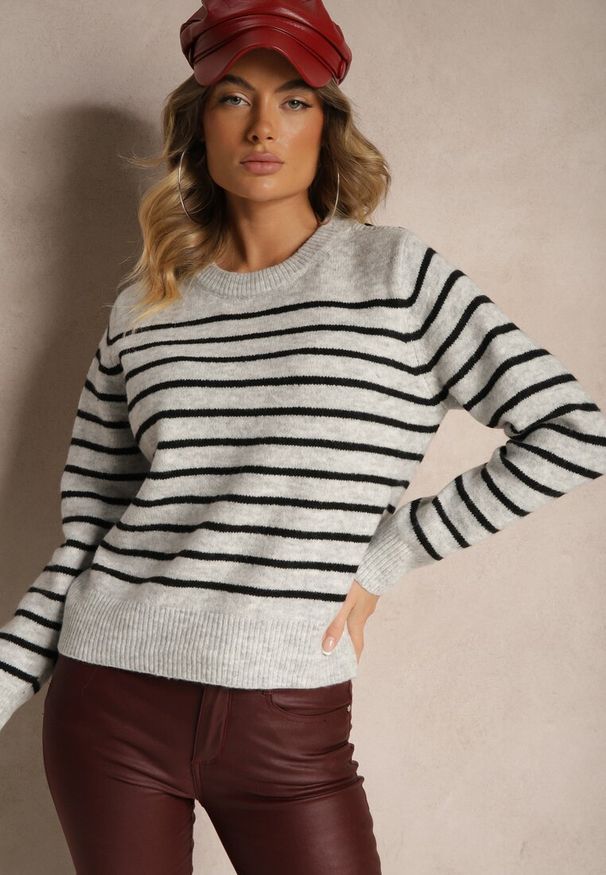 Renee - Jasnoszary Casualowy Sweter w Paski o Prostym Kroju Riavelleth. Okazja: na co dzień. Kolor: szary. Materiał: jeans. Długość rękawa: długi rękaw. Długość: długie. Wzór: paski. Styl: casual