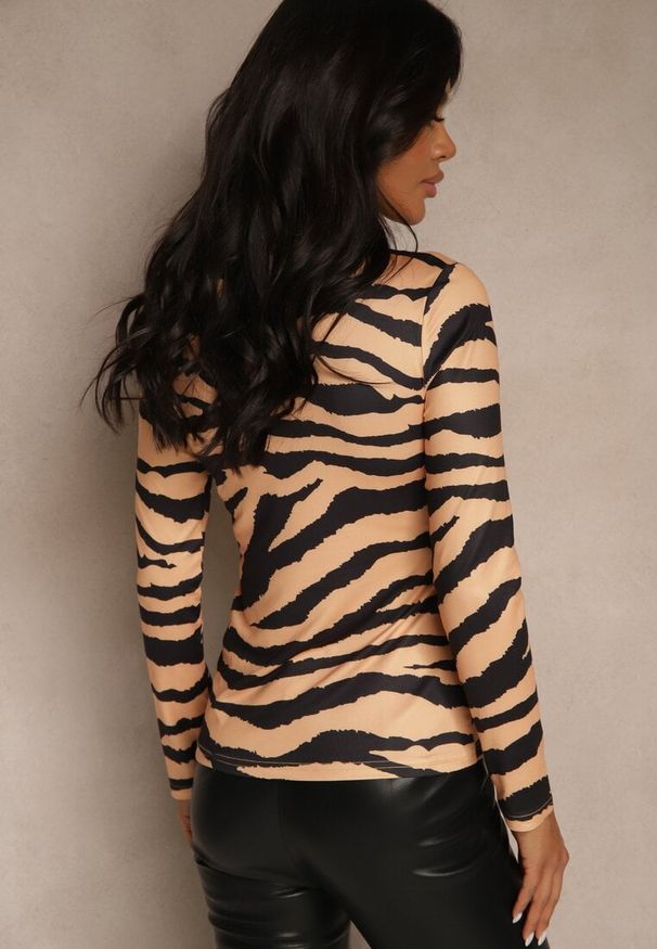 Renee - Beżowa Bluzka Vices Ozdobiona Prążkowanym Wzorem Kerio. Okazja: na co dzień. Kolor: beżowy. Materiał: prążkowany. Wzór: aplikacja. Styl: elegancki, casual