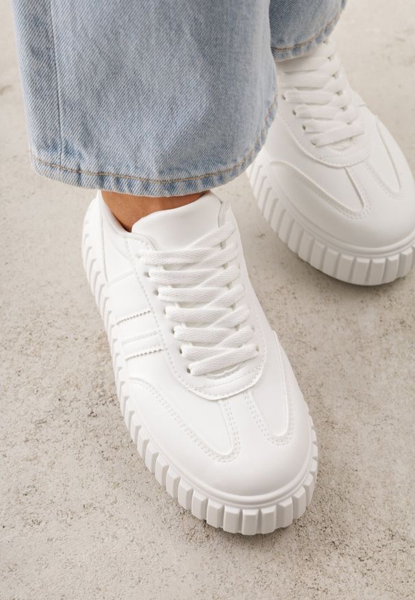 Born2be - Białe Sneakersy na Grubej Podeszwie z Tłoczeniem i Ozdobnymi Paskami Ralis. Okazja: na co dzień. Zapięcie: pasek. Kolor: biały. Materiał: jeans, dresówka