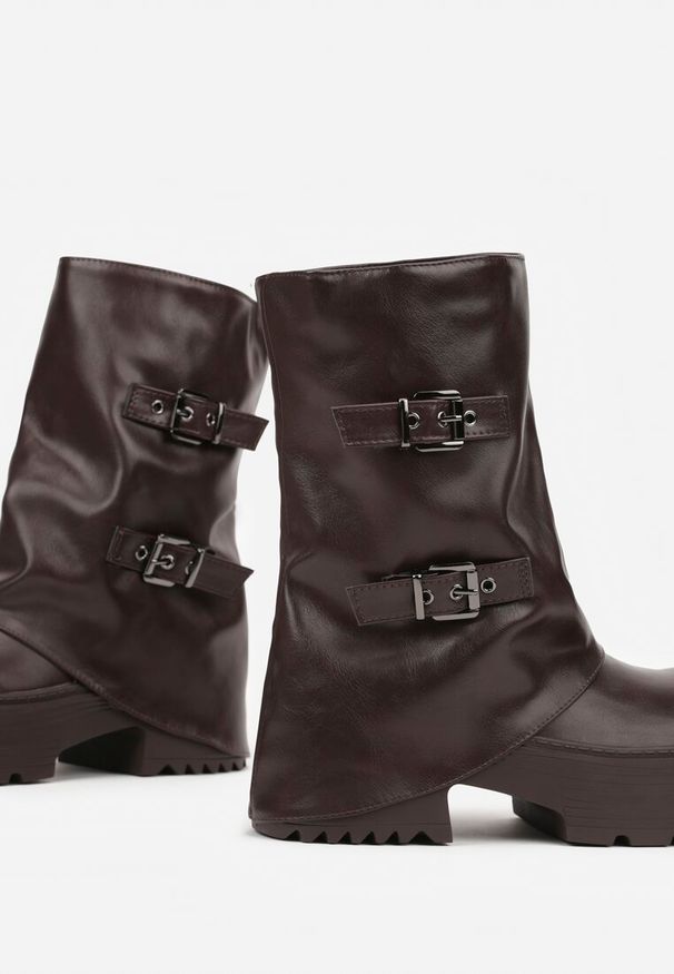 Renee - Ciemnobrązowe Botki Biker Vices z Wywiniętą Cholewką Platformą i Klamrami Reinila. Zapięcie: klamry. Kolor: brązowy. Materiał: jeans, koronka. Szerokość cholewki: normalna. Obcas: na platformie. Styl: rockowy