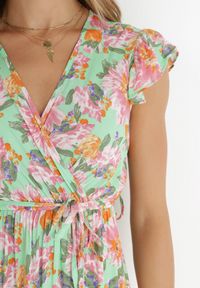 Born2be - Jasnozielona Sukienka Kopertowa z Gumką w Pasie w Kwiaty Pive. Typ kołnierza: kołnierz z falbankami. Kolor: zielony. Materiał: tkanina, materiał, wiskoza. Wzór: kwiaty. Typ sukienki: kopertowe. Długość: maxi #3