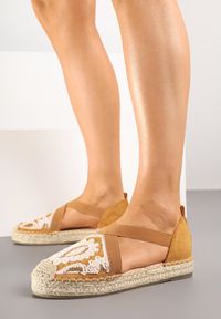 Born2be - Brązowe Espadryle z Gumką na Plecionej Podeszwie Zdobione Haftem Fodarilla. Okazja: na co dzień, na spacer. Kolor: brązowy. Materiał: koronka. Wzór: aplikacja, haft. Styl: boho, klasyczny, elegancki, casual