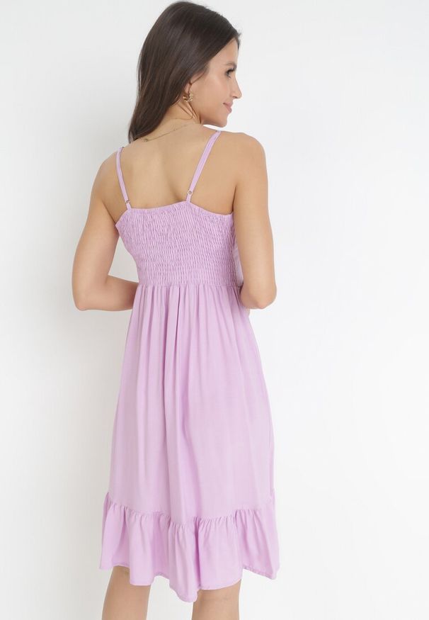 Born2be - Fioletowa Rozkloszowana Sukienka Midi na Ramiączkach z Falbanką z Wiskozy Margotla. Kolor: fioletowy. Materiał: wiskoza. Długość rękawa: na ramiączkach. Wzór: aplikacja. Typ sukienki: rozkloszowane. Długość: midi