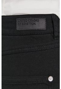 United Colors of Benetton Spodnie damskie kolor czarny proste medium waist. Okazja: na co dzień. Kolor: czarny. Materiał: tkanina. Styl: casual