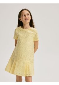 Reserved - Koronkowa sukienka z cekinami - jasnożółty. Kolor: żółty. Materiał: koronka. Typ sukienki: proste