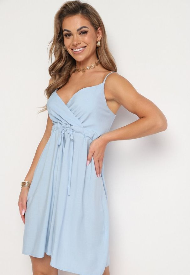 Born2be - Niebieska Bawełniana Sukienka na Cienkich Regulowanych Ramiączkach z Kopertowym Dekoltem Pennea. Okazja: na co dzień. Typ kołnierza: dekolt kopertowy. Kolor: niebieski. Materiał: bawełna. Długość rękawa: na ramiączkach. Typ sukienki: kopertowe. Styl: casual, elegancki, sportowy