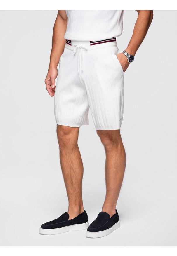 Ombre Clothing - Wiskozowe strukturalne szorty męskie REGULAR - białe V1 - Rozmiar: L. Okazja: na spacer, na co dzień. Kolor: biały. Materiał: wiskoza. Długość: krótkie. Wzór: gładki, prążki, haft. Styl: wakacyjny, casual