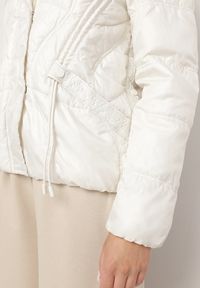 Born2be - Biała Kurtka z Kapturem Ozdobiona Przeszyciami i Sznurkami Boledia. Okazja: na co dzień. Typ kołnierza: kaptur. Kolor: biały. Materiał: jeans. Wzór: aplikacja. Styl: casual #6