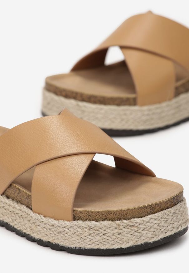 Renee - Brązowe Klapki z Korkową Podeszwą Ozdobioną Plecionką z Juty Konuela. Kolor: brązowy. Wzór: aplikacja