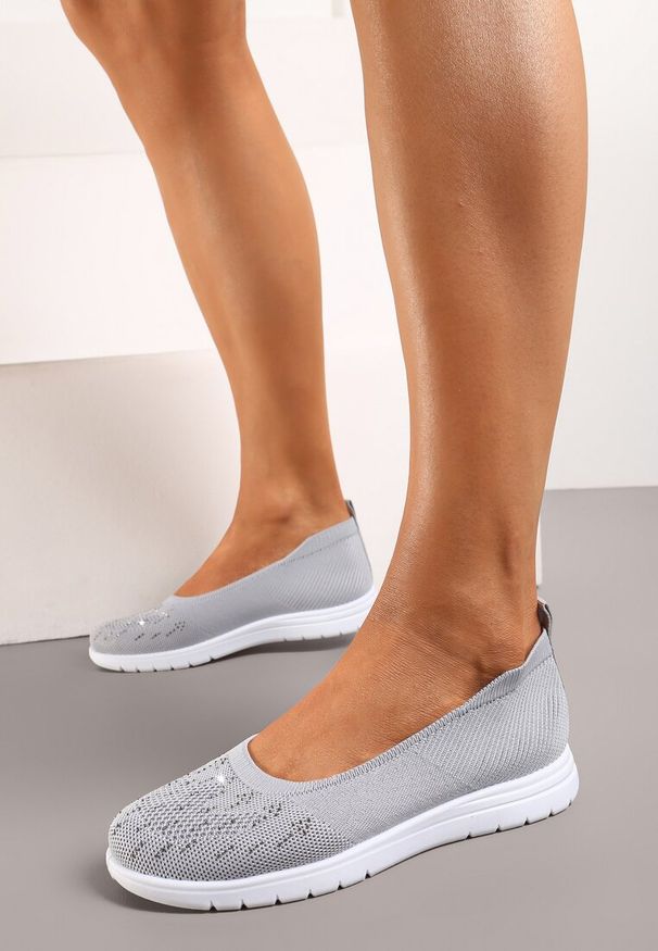 Renee - Szare Płaskie Tenisówki Zdobione Cyrkoniami Lomadia. Okazja: na co dzień. Nosek buta: okrągły. Kolor: szary. Wzór: aplikacja. Styl: elegancki, casual