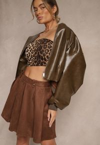 Renee - Brązowa Rozkloszowana Spódnica z Ekozamszu z Plisami w Stylu Preppy Sealia. Okazja: do pracy. Kolor: brązowy. Styl: klasyczny, elegancki, wizytowy