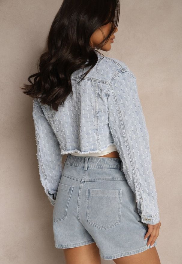 Renee - Jasnoniebieska Krótka Kurtka Jeasnowa z Ozdobnymi Przetarciami Zarvelina. Okazja: na co dzień. Kolor: niebieski. Materiał: jeans. Długość: krótkie. Styl: elegancki, casual