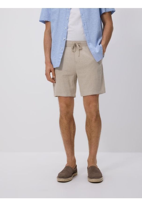 Reserved - Szorty regular z lnem - beżowy. Kolor: beżowy. Materiał: len