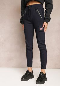 Renee - Granatowe Bojówki Spodnie z Bawełny Ozdobione Suwakiem i Kieszeniami z Gumką w Pasie Odivia. Stan: podwyższony. Kolor: niebieski. Materiał: bawełna. Wzór: aplikacja #5