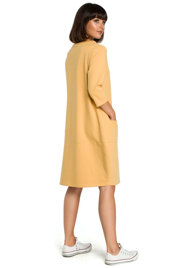 BE - Wygodna sukienka oversize z kieszonką z przodu. Okazja: na co dzień. Materiał: bawełna, dzianina, materiał, elastan. Typ sukienki: oversize. Styl: casual
