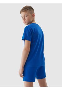 4F JUNIOR - T-shirt gładki chłopięcy - kobaltowy. Okazja: na co dzień. Kolor: niebieski. Materiał: dzianina, jersey, bawełna. Długość rękawa: krótki rękaw. Długość: krótkie. Wzór: gładki. Sezon: lato. Styl: casual, sportowy