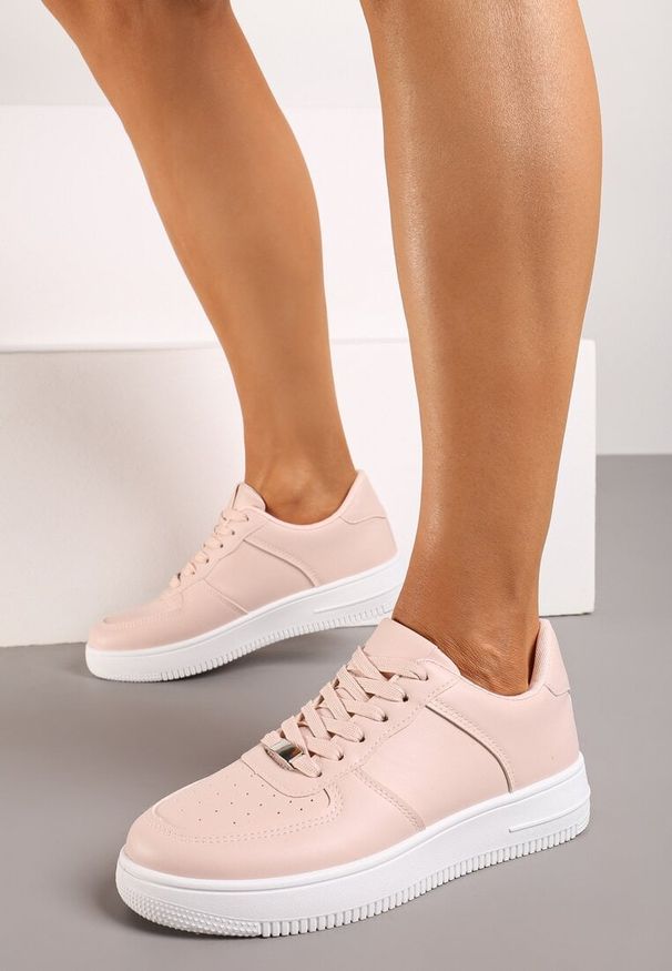 Renee - Różowe Sznurowane Sneakersy Ozdobione Perforacją Ellemisa. Okazja: na spotkanie biznesowe, na co dzień. Kolor: różowy. Materiał: jeans, materiał. Wzór: aplikacja