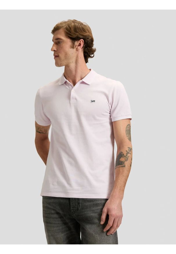 Lee - MESKA KOSZULKA LEE PIQUE POLO LIGHT ICY PINK 112376458. Typ kołnierza: polo