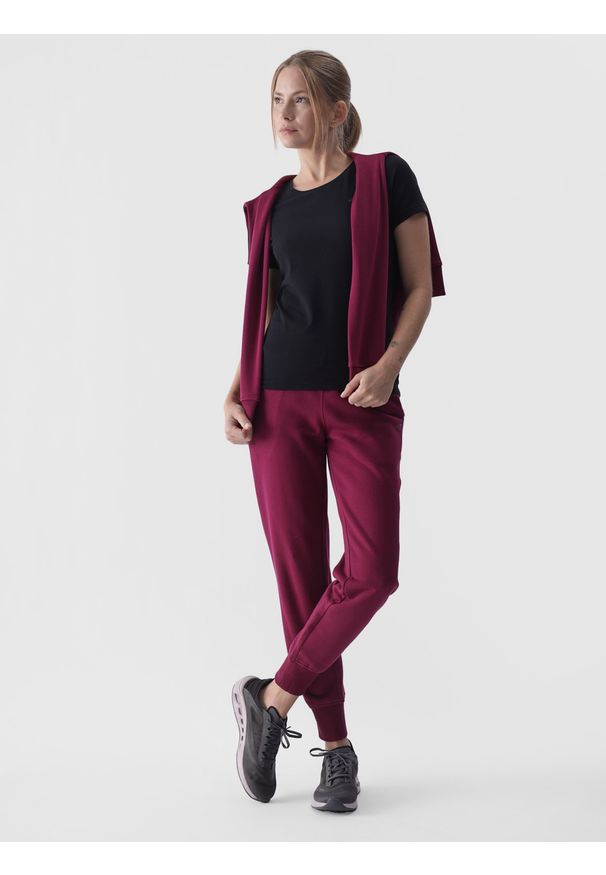 4f - Spodnie dresowe joggery damskie - fioletowe. Kolor: fioletowy. Materiał: dresówka. Wzór: gładki, ze splotem