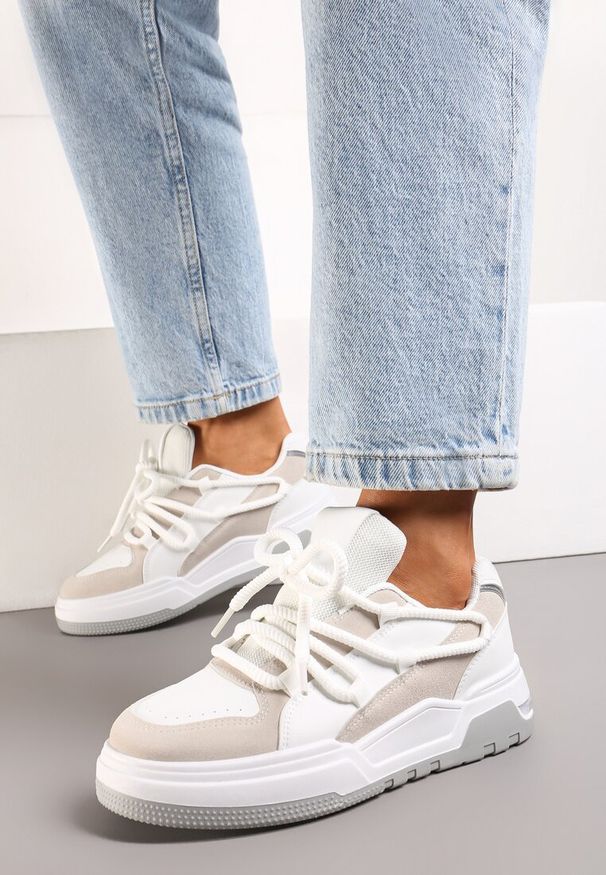 Renee - Biało-Beżowe Sneakersy z Szerokimi Ozdobnymi Sznurówkami Naale. Nosek buta: okrągły. Zapięcie: sznurówki. Kolor: biały. Materiał: materiał. Obcas: na obcasie. Wysokość obcasa: niski