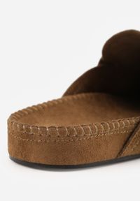 Born2be - Ciemnobeżowe Klapki VICES Typu Mule z Koralikami Frędzlami i Kokardą Dioleora. Okazja: na co dzień. Kolor: beżowy. Wzór: aplikacja. Styl: elegancki, casual #8