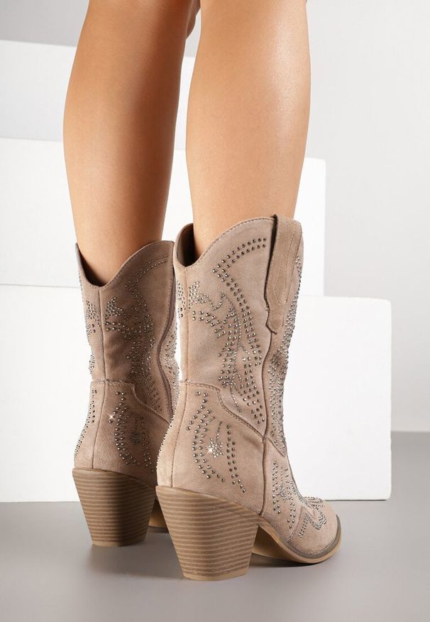 Born2be - Ciemnobeżowe Botki Typu Kowbojki na Obcasie Ozdobione Cyrkoniami Rilionea. Okazja: na imprezę, na co dzień. Kolor: beżowy. Materiał: jeans. Wzór: aplikacja. Obcas: na obcasie. Styl: casual. Wysokość obcasa: średni