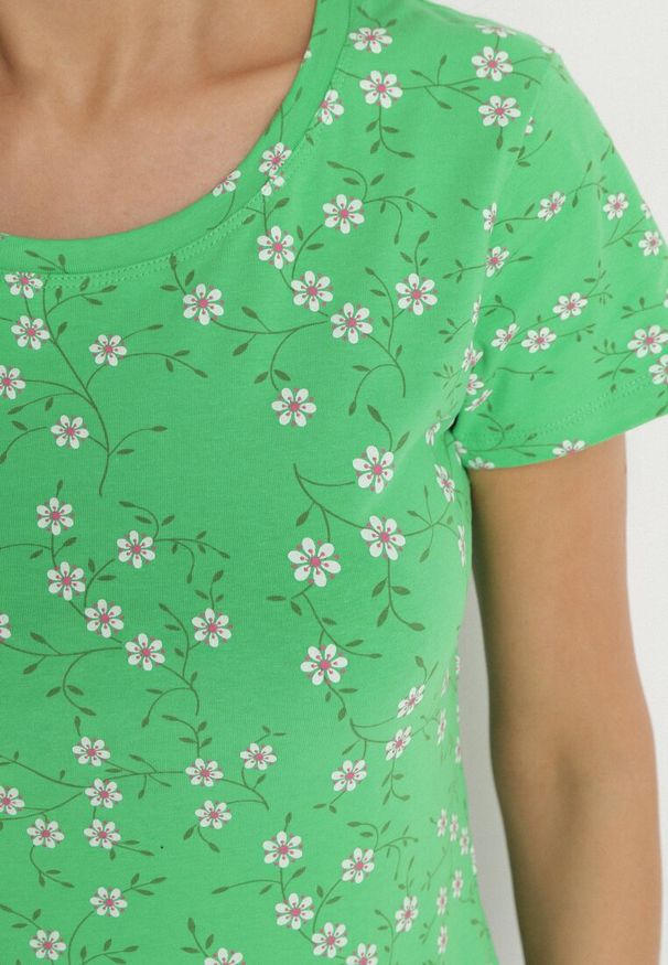 Born2be - Zielony T-shirt z Bawełny w Kwiaty Savilisse. Okazja: na co dzień. Kolor: zielony. Materiał: bawełna. Wzór: kwiaty. Styl: klasyczny, casual