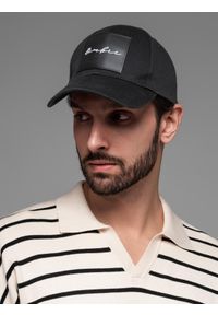 Ombre Clothing - Czapka męska bejsbolówka z daszkiem i dużą naszywką – czarna V1. Kolor: czarny. Materiał: guma, bawełna. Wzór: aplikacja. Styl: casual, elegancki