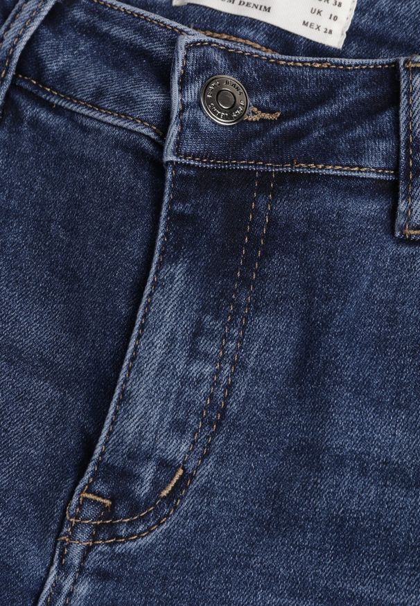 Born2be - Granatowe Jeansy Mom Fit z Elastycznego Materiału z Bawełną Tinamarie. Okazja: na co dzień. Kolor: niebieski. Styl: casual