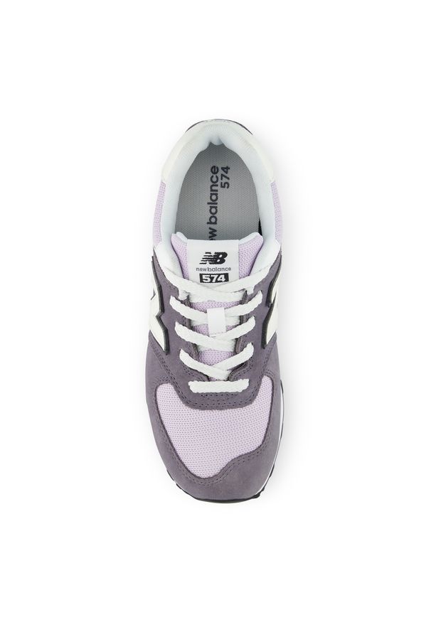 Buty dziecięce New Balance G57436O – fioletowe. Okazja: na co dzień, na uczelnię. Kolor: fioletowy. Materiał: zamsz, syntetyk, materiał. Szerokość cholewki: normalna. Model: New Balance 574. Sport: turystyka piesza