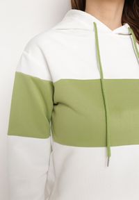 Born2be - Biało-Zielona Bawełniana Bluza Zakładana Przez Głowę z Kapturem Getella. Typ kołnierza: kaptur. Kolor: biały. Materiał: bawełna #2