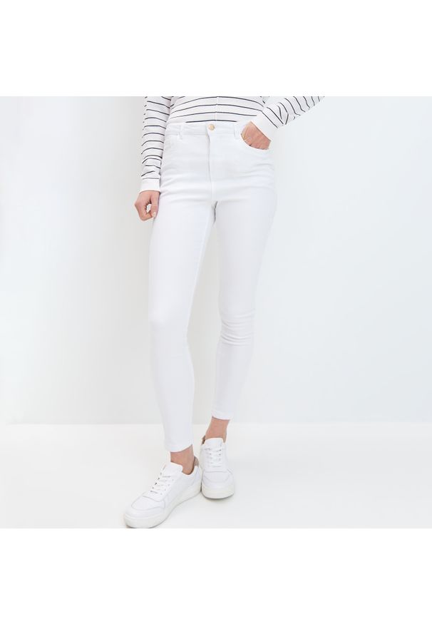 Mohito - Jeansy skinny - Biały. Kolor: biały. Materiał: jeans