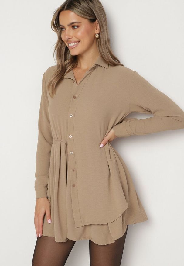 Born2be - Ciemnobeżowa Asymetryczna Sukienka o Koszulowym Kroju z Gumką w Talii Elodina. Kolor: beżowy. Długość rękawa: długi rękaw. Typ sukienki: koszulowe, asymetryczne. Styl: elegancki, sportowy