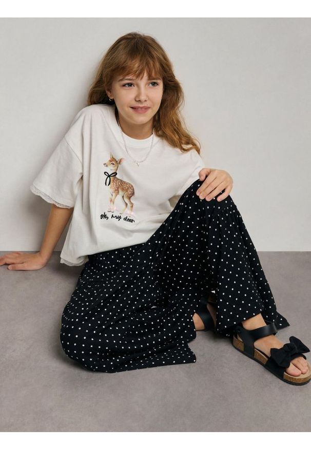 Reserved - T-shirt z koronką - złamana biel. Materiał: koronka. Wzór: koronka