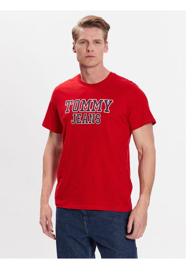 Tommy Jeans T-Shirt Essential DM0DM16405 Czerwony Regular Fit. Kolor: czerwony. Materiał: bawełna