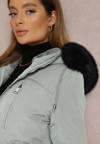 Renee - Ciemnozielona Kurtka Parka z Kapturem z Futerkiem Jossie. Okazja: na co dzień. Typ kołnierza: kaptur. Kolor: zielony. Materiał: futro. Styl: klasyczny, casual, elegancki #3