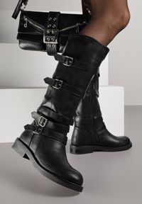 Born2be - Czarne Kozaki Bikery Ozdobione Paskami i Kwadratowymi Klamrami Lingara. Okazja: na co dzień. Zapięcie: klamry. Kolor: czarny. Materiał: jeans. Wzór: aplikacja. Styl: casual, rockowy, klasyczny #7