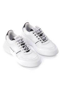 PREMIUM BASICS - Białe sneakersy z czarna piętą. Okazja: na co dzień. Kolor: biały. Materiał: poliester. Wzór: aplikacja #5