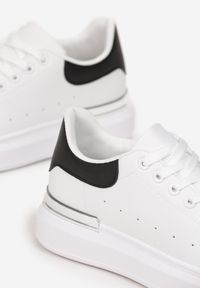 Born2be - Biało-Czarne Sneakersy Ohei. Nosek buta: okrągły. Kolor: biały. Materiał: materiał. Szerokość cholewki: normalna. Wzór: aplikacja, kolorowy #4