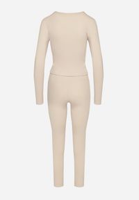 Born2be - Jasnobeżowy Komplet Sportowy Legginsy i Bluzka z Długim Rękawem Toretta. Kolor: beżowy. Wzór: aplikacja