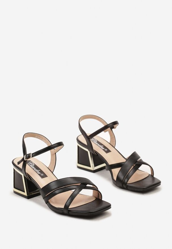 Renee - Czarne Sandały na Słupku z Metaliczną Wstawką Noskiem w Kwadrat i Sprzączką Isacarda. Okazja: na co dzień. Nosek buta: czworokąt. Zapięcie: sprzączka. Kolor: czarny. Sezon: lato. Obcas: na słupku. Styl: casual, elegancki, wizytowy. Wysokość obcasa: średni