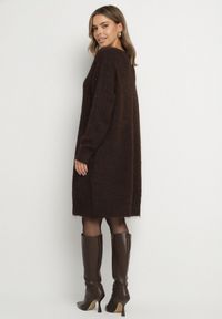 Born2be - Brązowa Dzianinowa Sukienka z Domieszką Wełny o Pudełkowym Kroju Esmerea. Okazja: na co dzień. Typ kołnierza: dekolt w kształcie V. Kolekcja: plus size. Kolor: brązowy. Materiał: dzianina, wełna. Długość rękawa: długi rękaw. Typ sukienki: dla puszystych. Styl: casual, klasyczny #3