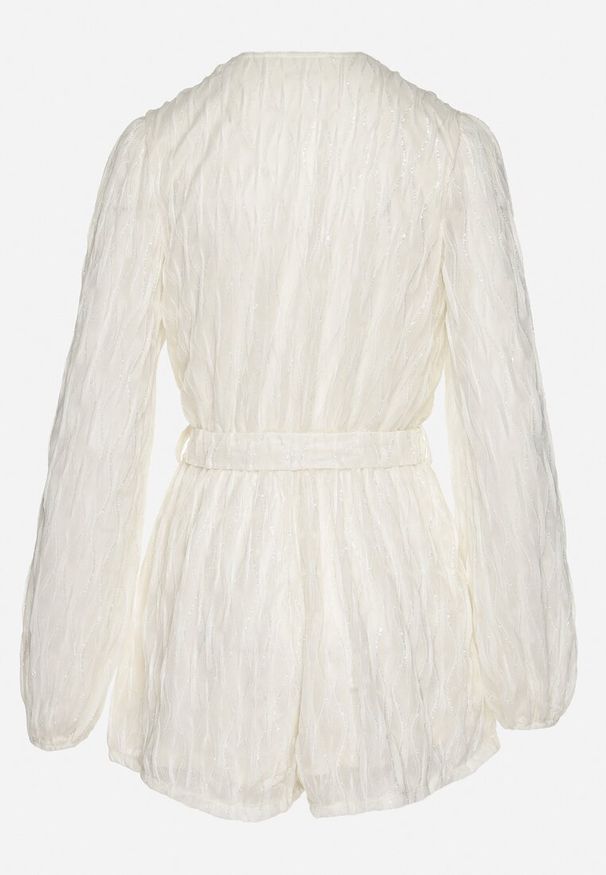 Born2be - jasnobeżowy Kombinezon o Kopertowym Kroju Zdobiony Błyszczącą Nitką i Wiązany w Pasie Venvina. Kolor: beżowy. Materiał: skóra. Wzór: aplikacja. Styl: elegancki