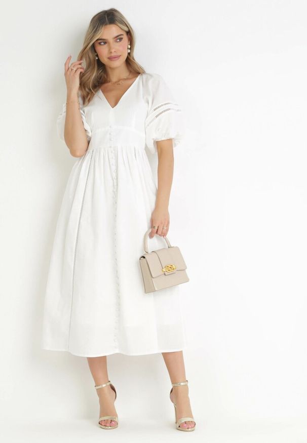 Born2be - Biała Sukienka Maxi z Bawełny i Lnu z Ażurowymi Wstawkami i Gumką w Pasie Arada. Okazja: na co dzień. Kolor: biały. Materiał: bawełna, len. Wzór: ażurowy. Typ sukienki: proste. Styl: casual, wizytowy. Długość: maxi