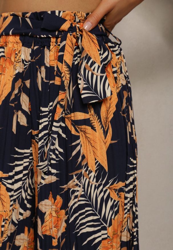 Renee - Granatowo-Pomarańczowe Spodnie High Waist z Szerokimi Nogawkami z Gumką w Talii i Materiałowym Paskiem Berlefia. Stan: podwyższony. Kolor: niebieski. Materiał: materiał. Sezon: lato