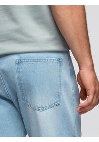 Ombre Clothing - Spodnie jeansowe męskie CARROT FIT z przetarciami – jasnoniebieskie V1 - Rozmiar: XXL. Okazja: na co dzień. Kolor: niebieski. Materiał: jeans. Wzór: aplikacja. Styl: klasyczny, casual #5