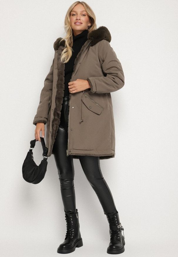 Born2be - Ciemnozielona Dwustronna Kurtka Parka Futerko z Kapturem Alorrise. Okazja: na co dzień. Typ kołnierza: kaptur. Kolor: zielony. Materiał: futro. Wzór: gładki. Styl: casual, elegancki